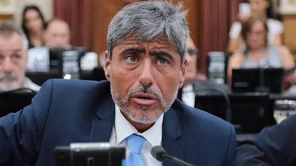 Alguien sabe dónde está el ministro de "seguridad"? Desapareció Quinteros 👀
Necesitamos dar urgente con el paradero de <a href="/QuinterosJP/">Juan Pablo Quinteros</a>