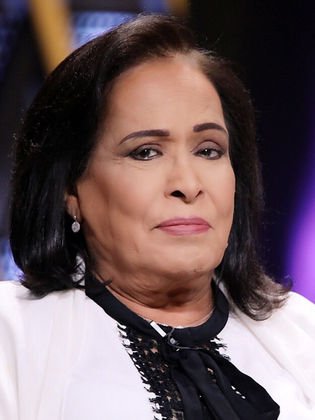 #ثريد  (1):رحيل جسد، وبقاء أثر.

 في كل مرة نفقد فيها قامة
 فنية كالفنانة حياة الفهد، يتجدد التساؤل الفلسفي:

 كيف يهزم الإنسان الفناء؟

 وكيف تتحول المشاعر العابرة
 إلى إرث خالد يسكن الذاكرة
 الجماعية؟ 🧵

#حياة_الفهد 

بقلم #أحلام_الجهني