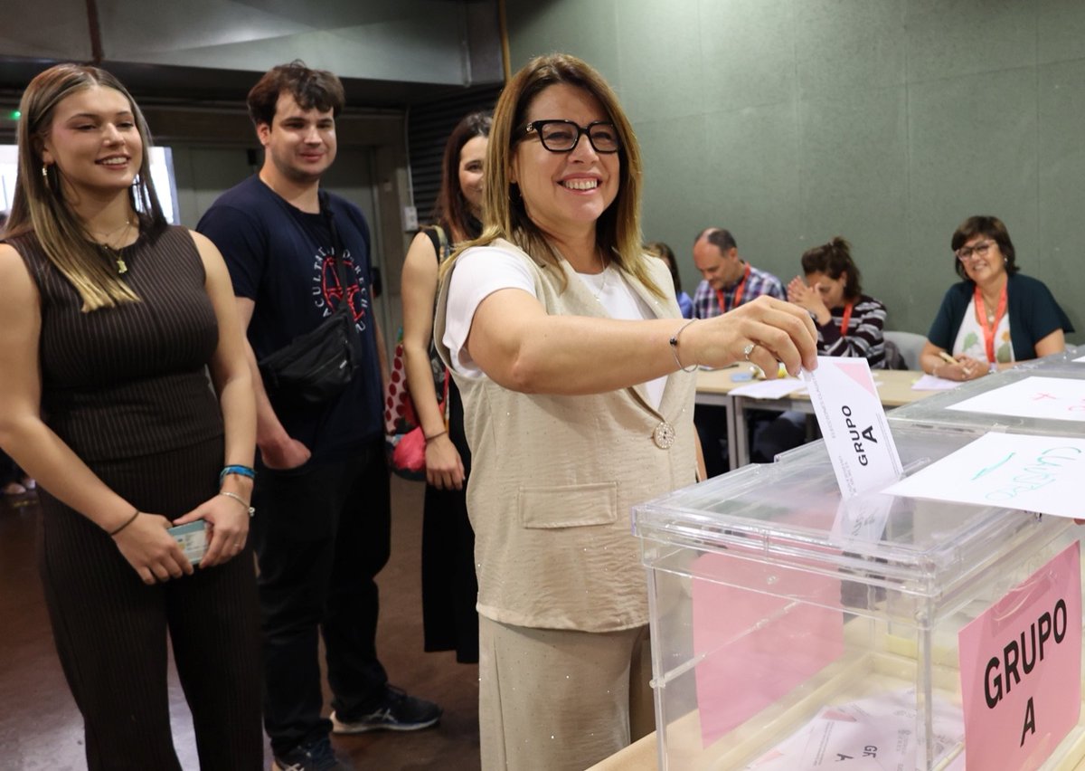 aliciarubioumu's tweet photo. 🗳️🏫#HagamosHistoria. 

Hoy decidimos el rumbo de nuestra universidad, y hacerlo con una participación amplia es la mejor garantía de legitimidad.

La @UMU saldrá reforzada. 

✅Seré #UnaRectoraParaTodaLaUniversidad.

➡️Sigue el resultado en https://t.co/UJfaC3arwz https://t.co/Ilo5DBaSfi