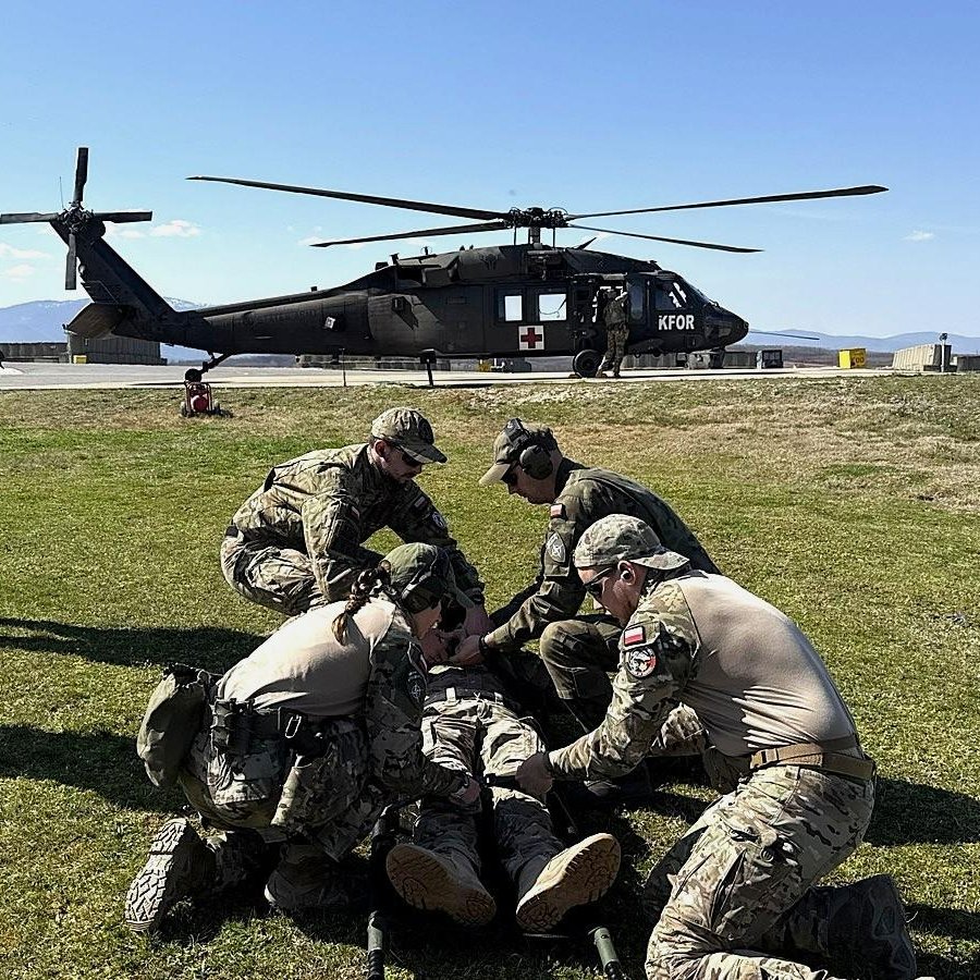 DowOperSZ's tweet image. Żołnierze LIII zmiany Polskiego Kontyngentu Wojskowego KFOR 🇵🇱 konsekwentnie podnoszą swoje zdolności operacyjne. Podczas kolejnych zajęć skupili się na doskonaleniu procedur medycznej ewakuacji rannych z pola walki #MEDEVAC.

W ramach realizowanego cyklu szkoleniowego żołnierze