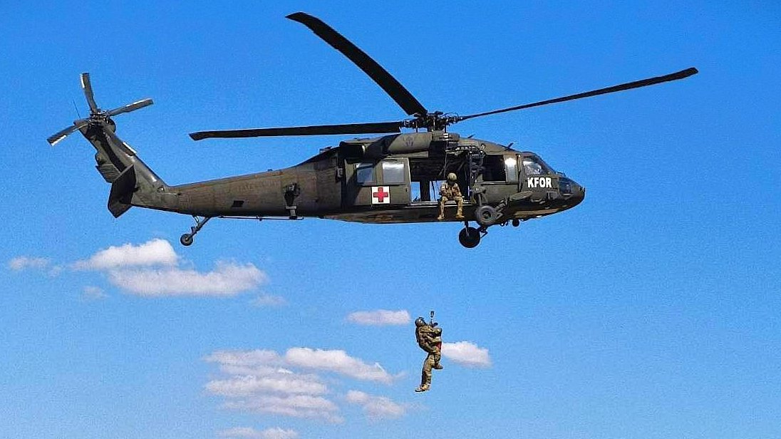 DowOperSZ's tweet image. Żołnierze LIII zmiany Polskiego Kontyngentu Wojskowego KFOR 🇵🇱 konsekwentnie podnoszą swoje zdolności operacyjne. Podczas kolejnych zajęć skupili się na doskonaleniu procedur medycznej ewakuacji rannych z pola walki #MEDEVAC.

W ramach realizowanego cyklu szkoleniowego żołnierze