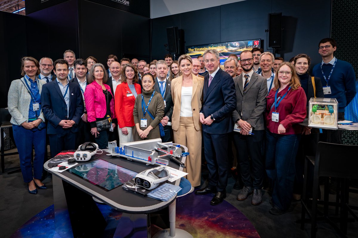 BelBotschaft's tweet photo. Zum 3. Mal in Folge ist das Einstein-Teleskop auf der #HannoverMesse vertreten. Am Eröffnungstag traf ich Vertreter:innen aus Politik, Wissenschaft &amp; Wirtschaft. 
ESA-Astronaut Frank De Winne zeigte die spannende Verbindung zwischen Weltraumforschung und dem Einstein-Teleskop. https://t.co/gxsTClf3WA