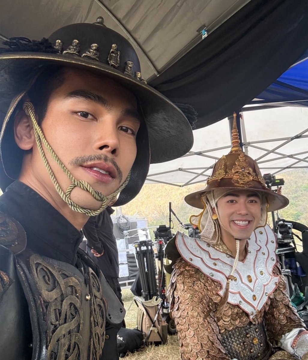 พี่นายยิ้มเหมือนหลานกุตอนโดนลุงบังคับให้ยิ้มเพื่อจะถ่ายรูปโพสเฟสมาก555