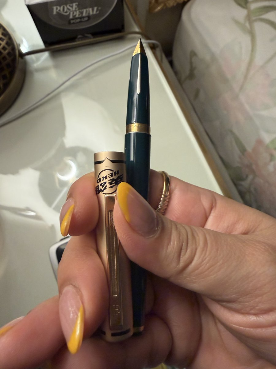 Kausarcsp's tweet image. You are a LEGEND if you have used this pen 🙌🏻

#millennials