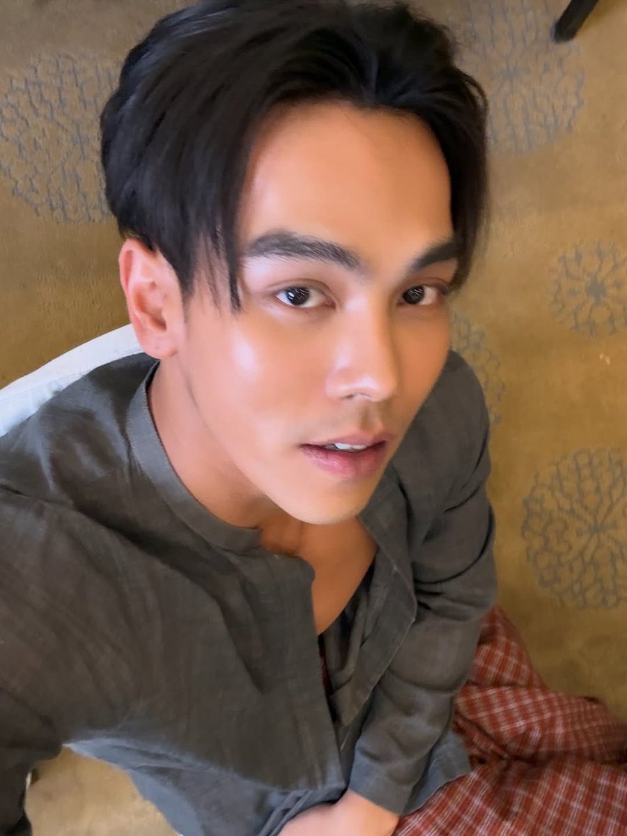 พ่อใหญ่ณ ที่เพิ่งเล่นโทรศัพท์เป็นเพราะน้องพัดสอน เมะโบราณหัดทันโลกเพราะมีเมียเด็กต้องหมั่นเช็คกระแสออนไลน์