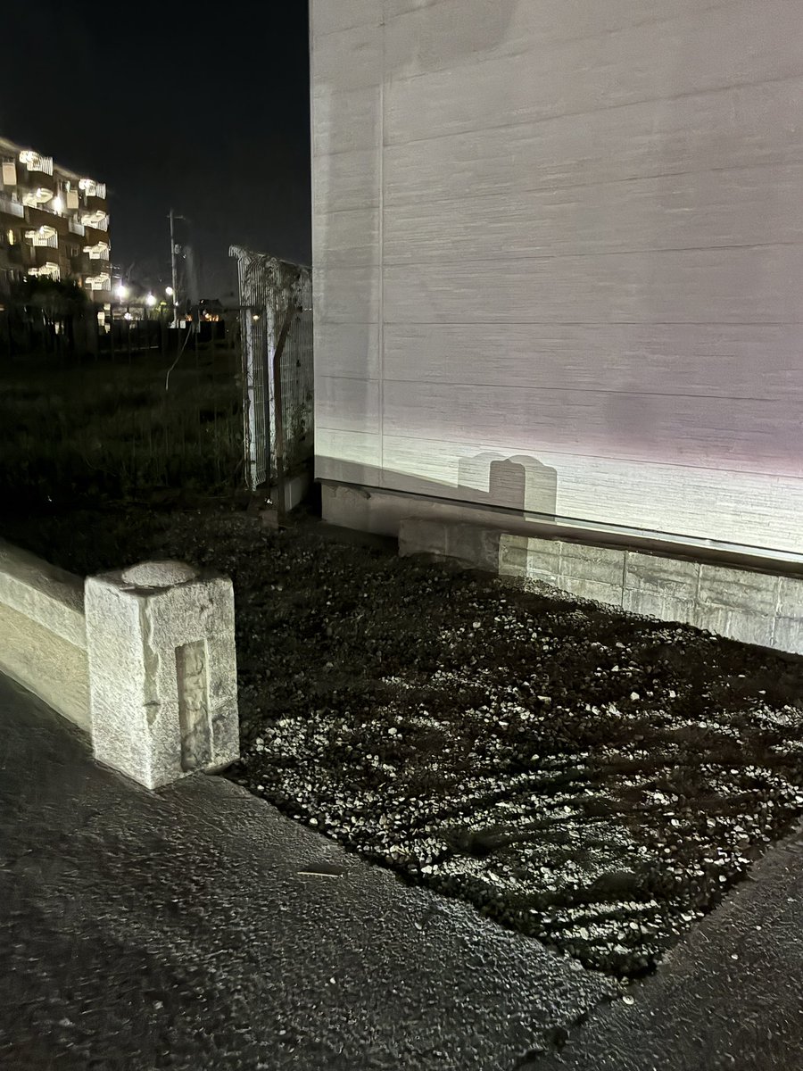 #Dヒデキの独り言
#食笑
(とても悲報)
長年、住道でおかしな居酒屋を経営してました「食笑」さんですが、本日見に行ったら更地になってました。
綺麗さっぱりです！
マスターとは音信不通なので真意は分かりませんが。
長年のお勤めご苦労様でした。
せめて壊すのでしたら中でプロレスしたかったです。