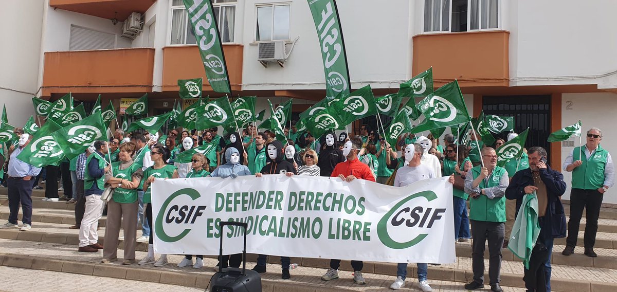 CSIFExtremadura's tweet photo. 📣 CSIF se concentra en Almendralejo para denunciar persecución laboral y sindical en Mercadona en la provincia de Badajoz, donde se han producido despedidos en los dos últimos años
Alertamos de la falta de libertad sindical en la empresa, que ya tiene denuncias por acoso laboral https://t.co/0U5JWvgXsp