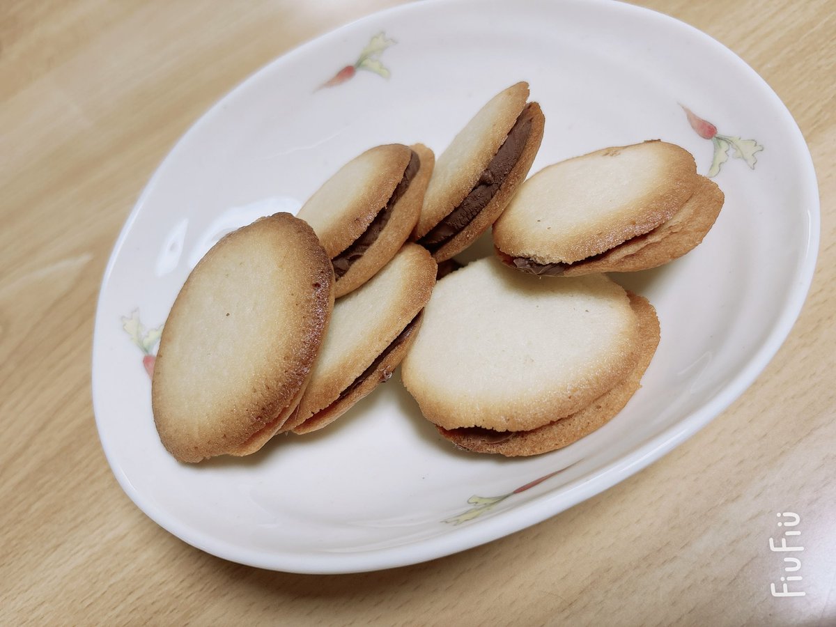 HARUkun2807's tweet photo. こちらが4時間かかったホワイトデーです🤍(ラングドシャ🍪) https://t.co/UPFeymXjQf