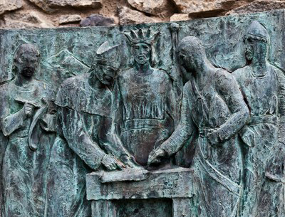 AndMedieval's tweet photo. Aquesta escultura representa el primer Pariatge, acord signat per compartir el pais entre Espanya i França per Pere d'Urtx (El Bisbe d'Urgell), Roger Bernat III (El Comte de Foix) i Pere el Gran (El rei d'Aragó). Està ubicat darrere de la Casa de la Vall.
#Andorra #EdatMitjana https://t.co/t84tdBkjpb