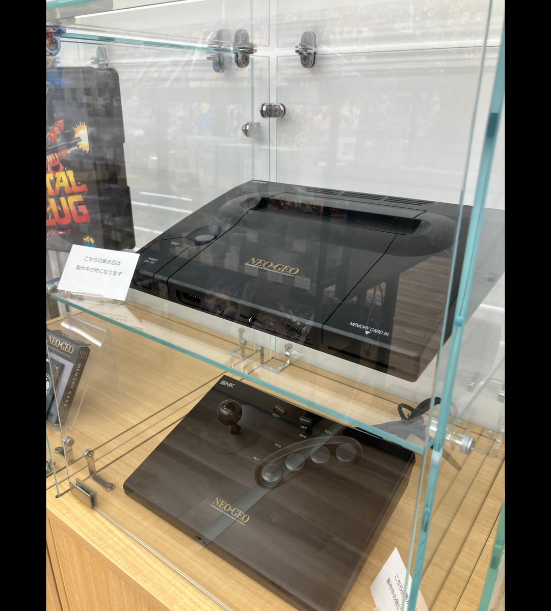 pliskins's tweet photo. #NEOGEO
#REBHFun
[SNK Akiba Store) 
Todo lo nuevo de NEOGEO AES+ está en exhibición en la tienda SNK Akiba Store ANNEX de Akihabara en Japón.

No solo el cuerpo principal, sino también los joysticks de arcade, las tarjetas de memoria y varios juegos.

Comienza  1 nueva era.😻💪🏻 https://t.co/ZRqgz20vEQ