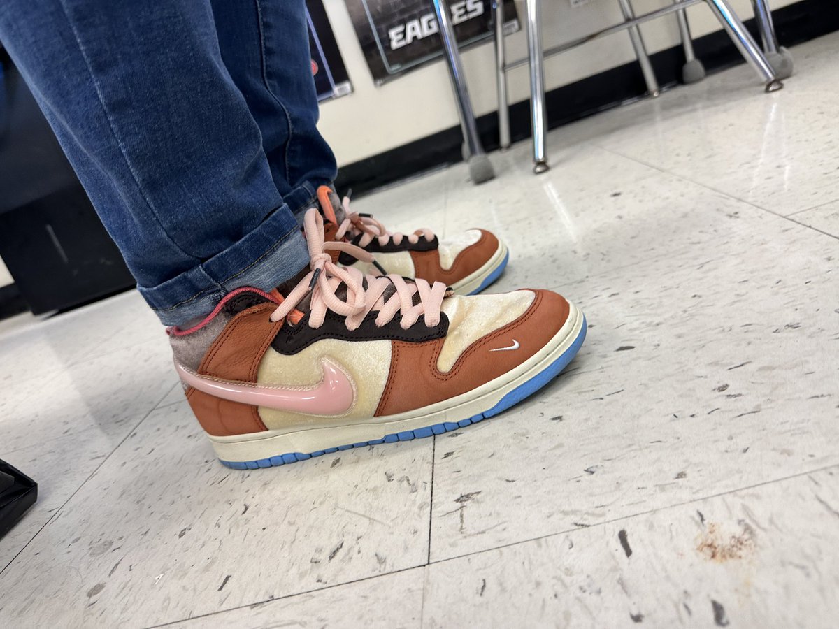 Sneaks43683876's tweet image. Tuesday #kotd @TheSocialStatus chocolate milk dunks.