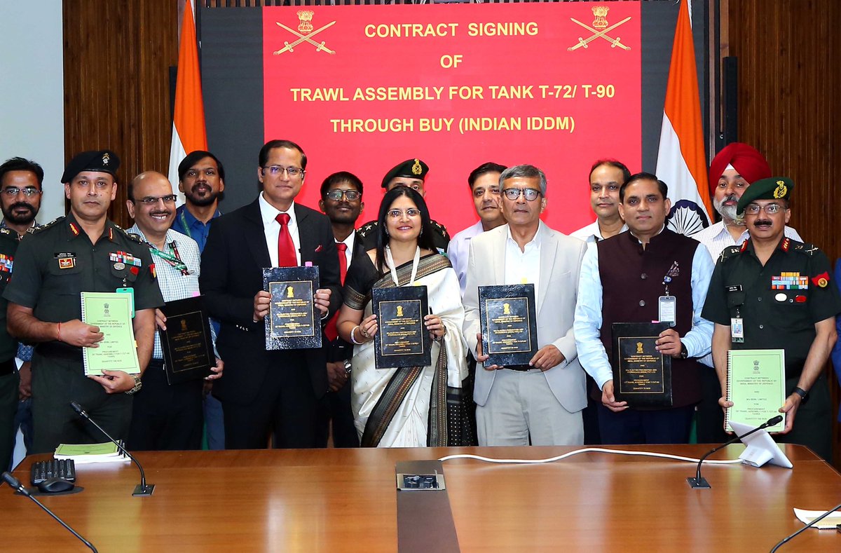 SpokespersonMoD's tweet photo. MoD has signed contracts worth Rs 975 crore with Bharat Earth Movers Limited and Electro Pneumatics and Hydraulics (India) Pvt Ltd for procurement of TRAWL Assembly for T-72/T-90 tanks, in presence of Defence Secretary Rajesh Kumar Singh in New Delhi. Developed by Defence Research and Development Organisation, the system will enhance minefield breaching capability and operational effectiveness, while boosting indigenous defence manufacturing under #AatmanirbharBharat.

Read here: https://t.co/PiF3fS3qj7