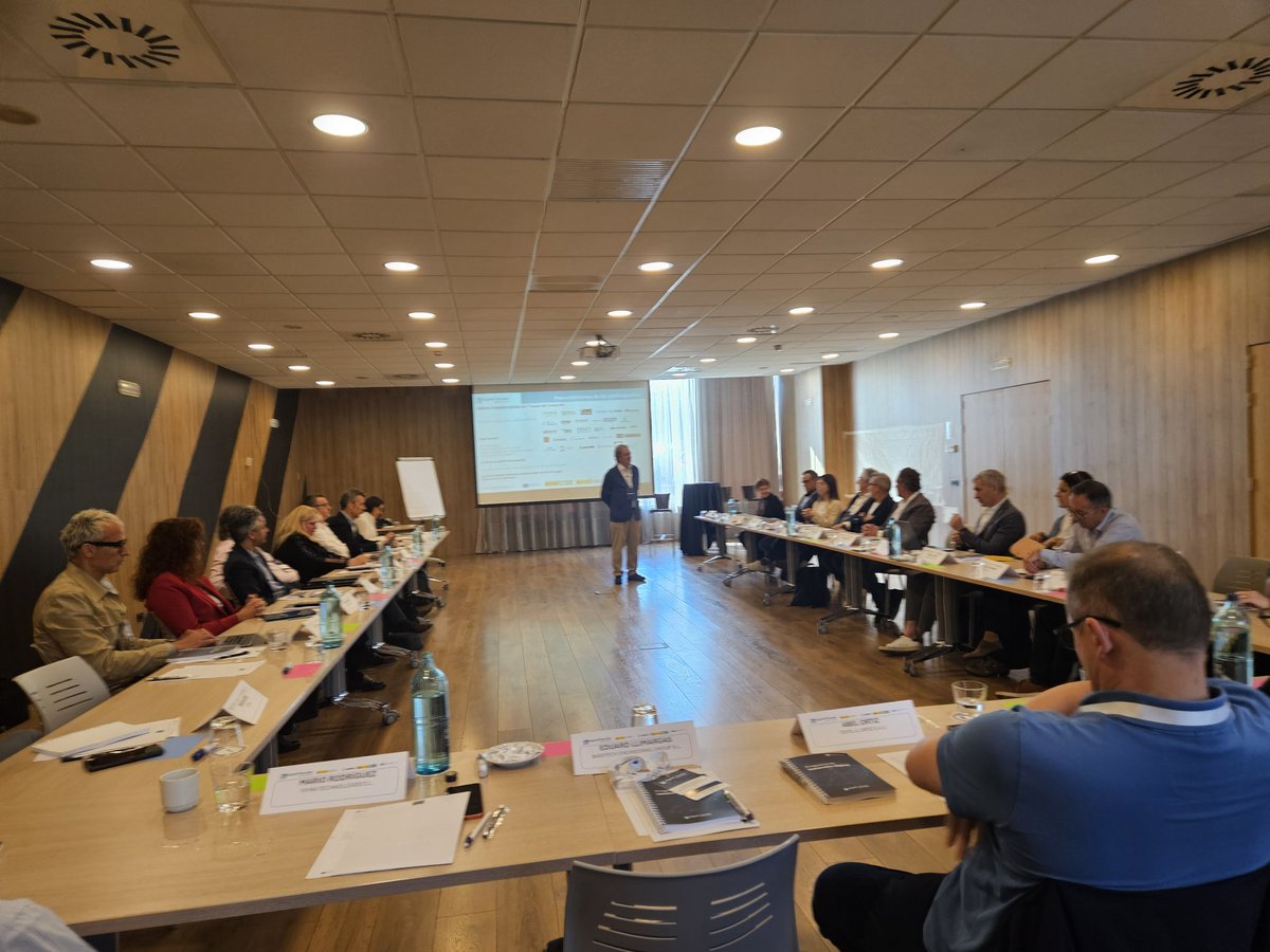TranviasyTrenes's tweet photo. Hoy, en Barcelona inicia #DigitalxBorder, pegado al mar y a una realidad que habla mucho de geopolítica y de IA. Un proyecto de @adigital_org @eoi @ICEX_ con FSE+. https://t.co/55vZZCW98S