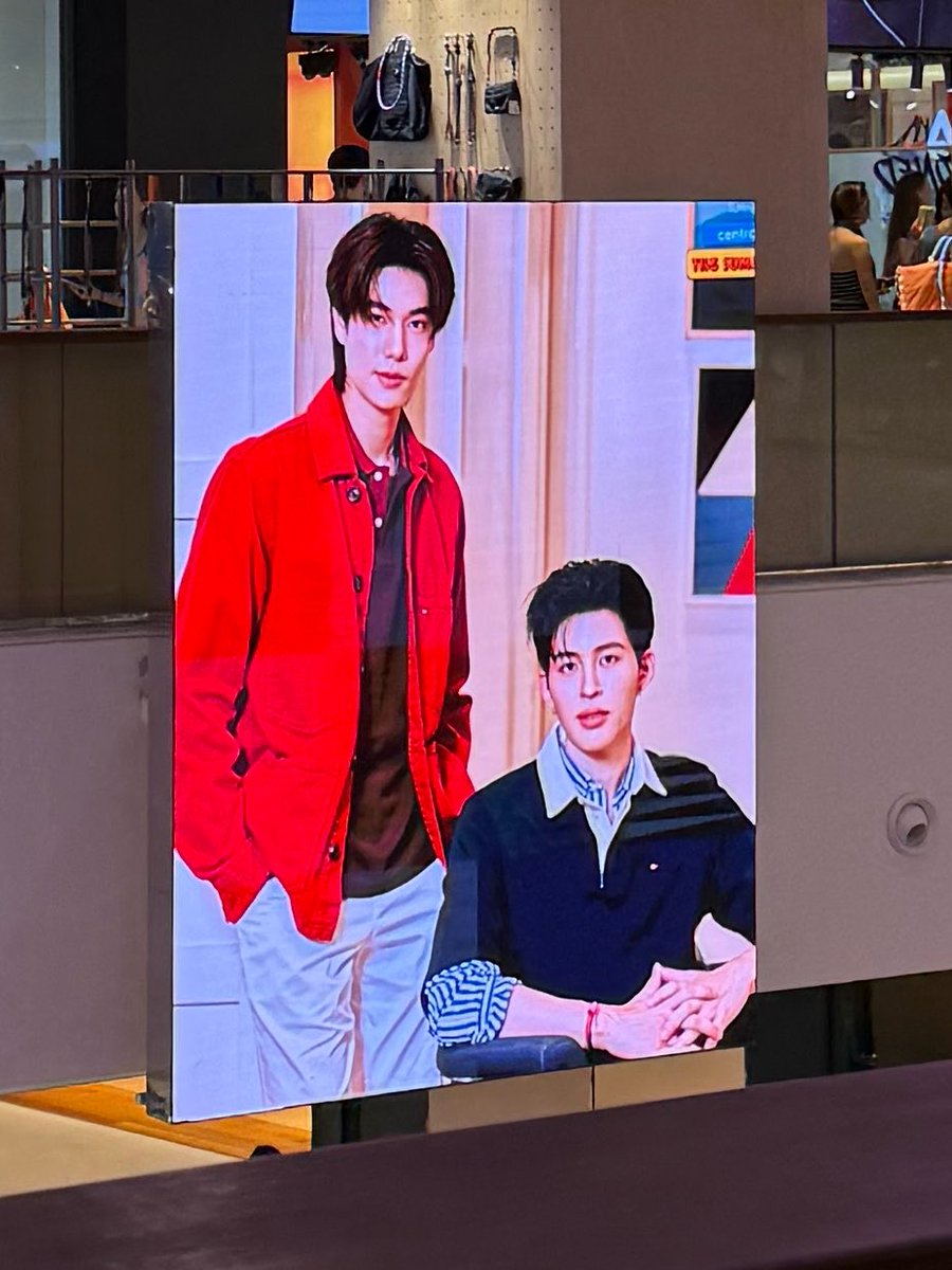 มาเดินเซนทรัลกำลังเดินขึ้นบันไดเลื่อน ตาแอบไปเห็นอะไรแว็บๆๆ อะไรหล่อๆน้าา  สรุปหันไปกรี๊ดสกิดเพื่อน เพื่อนตกใจมึงเป็นอะไร เจอคนหล่อที่เซนเวิลนี่เองฮรืออออ หล่อมากกกก ดังเทพบุตร ฮรือออออ