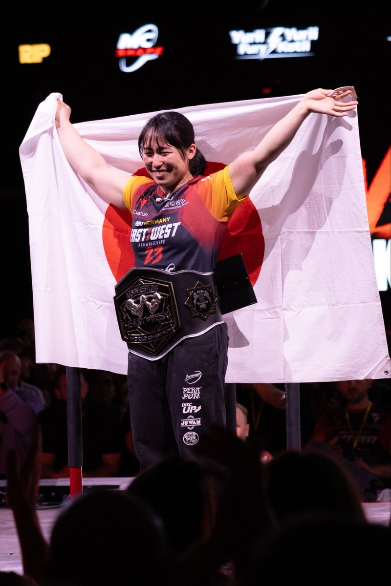 Ayane_Takenaka's tweet photo. 改めましてご報告。

2026/4/18にドイツで行われたEast vs West 23に参戦してきました🔥

プロの世界タイトルマッチ4-0で勝利🇯🇵
女子60kg級ライトハンド世界タイトル獲れました👑
応援ありがとうございました！

これからはライトの防衛とレフトのタイトルを獲りに行きます。まだまだこれから！ https://t.co/ustJ81DAtL