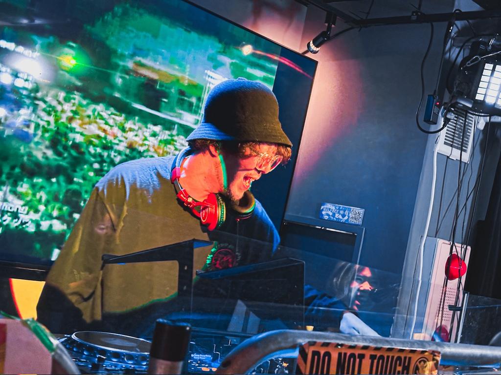 ＃テレトロポップ　現在はDJ AYATO. ！！！
懐メロってこれだよな〜！！！！！

22:30までIV AKIHABARAにてやってますよぉ！
お仕事終わりに是非🤜🏻🤛🏻
