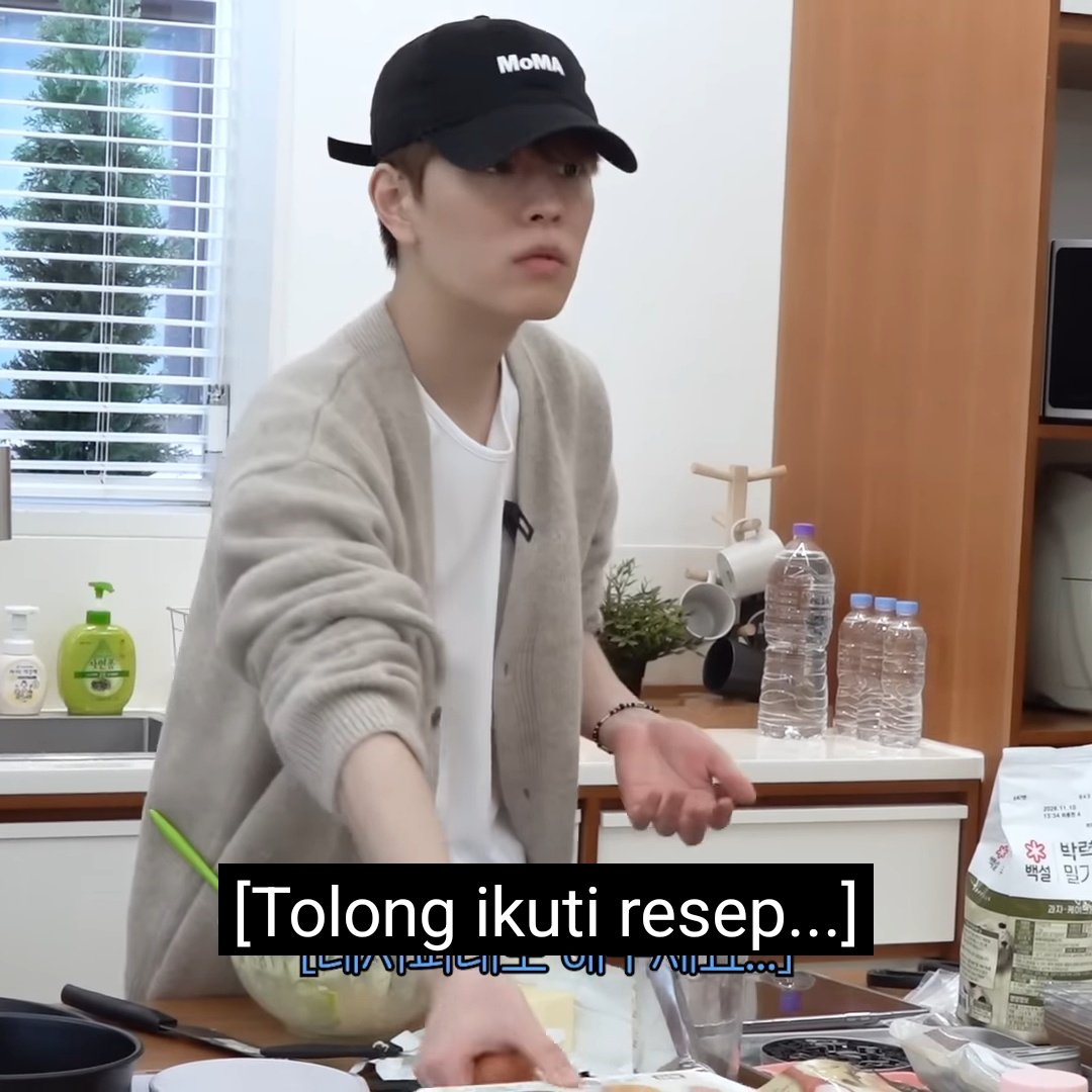 frecklesfelixeu's tweet photo. resepnya = masukkan putih telur
Kim Seungmin dengan kesadaran penuh :
 "kenapa gaboleh pake kuning telur?"
"kenapa sih gaboleh make?" 
"padahal kuning telur loh enak"

skijigi yang udah muak: https://t.co/C9umXwRrs4