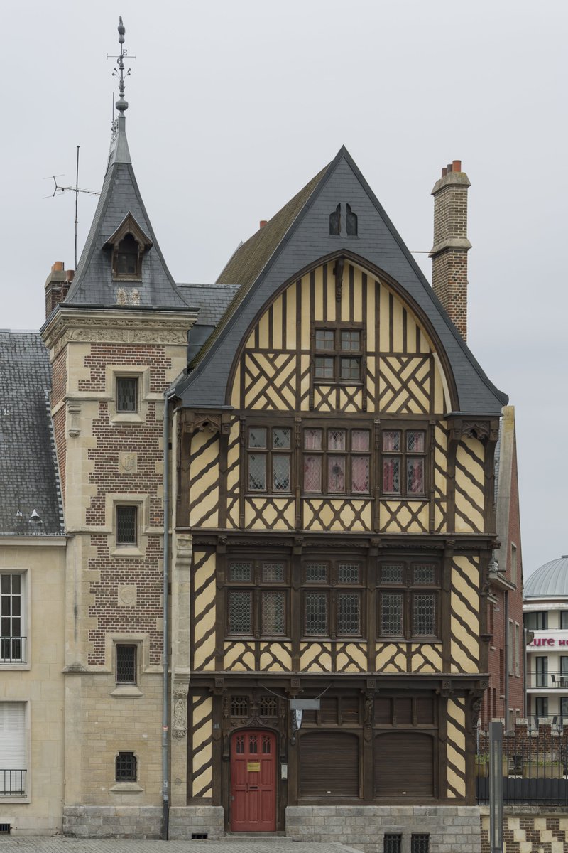 dutchbuildings's tweet image. "Maison du Pèlerin" (Pilgrim's House) in #Amiens 🇫🇷 is a 19th-century building directly opposite Amiens Cathedral on Place Notre-Dame. It features typical French historicist architecture of the period, with eclectic/neo-gothic influences to harmonize with the adjacent gothic