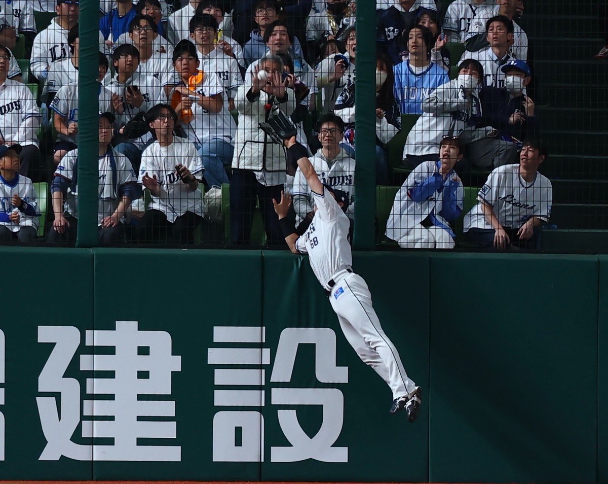 Fullcountc2's tweet image. #西武 #岸潤一郎 外野手がジャンピングキャッチ‼️

Photo by Yuki Kajiya

#seibulions