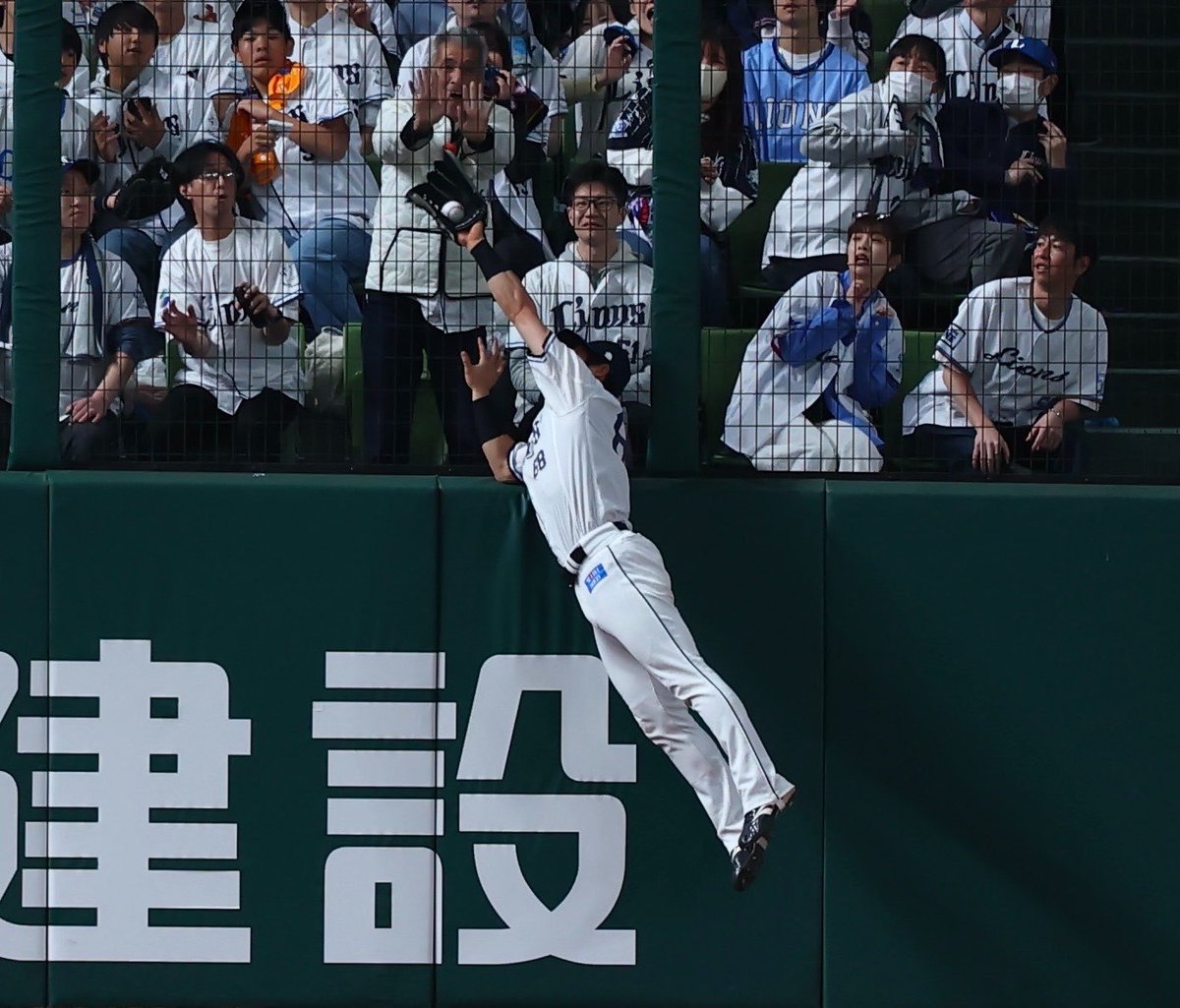 Fullcountc2's tweet image. #西武 #岸潤一郎 外野手がジャンピングキャッチ‼️

Photo by Yuki Kajiya

#seibulions