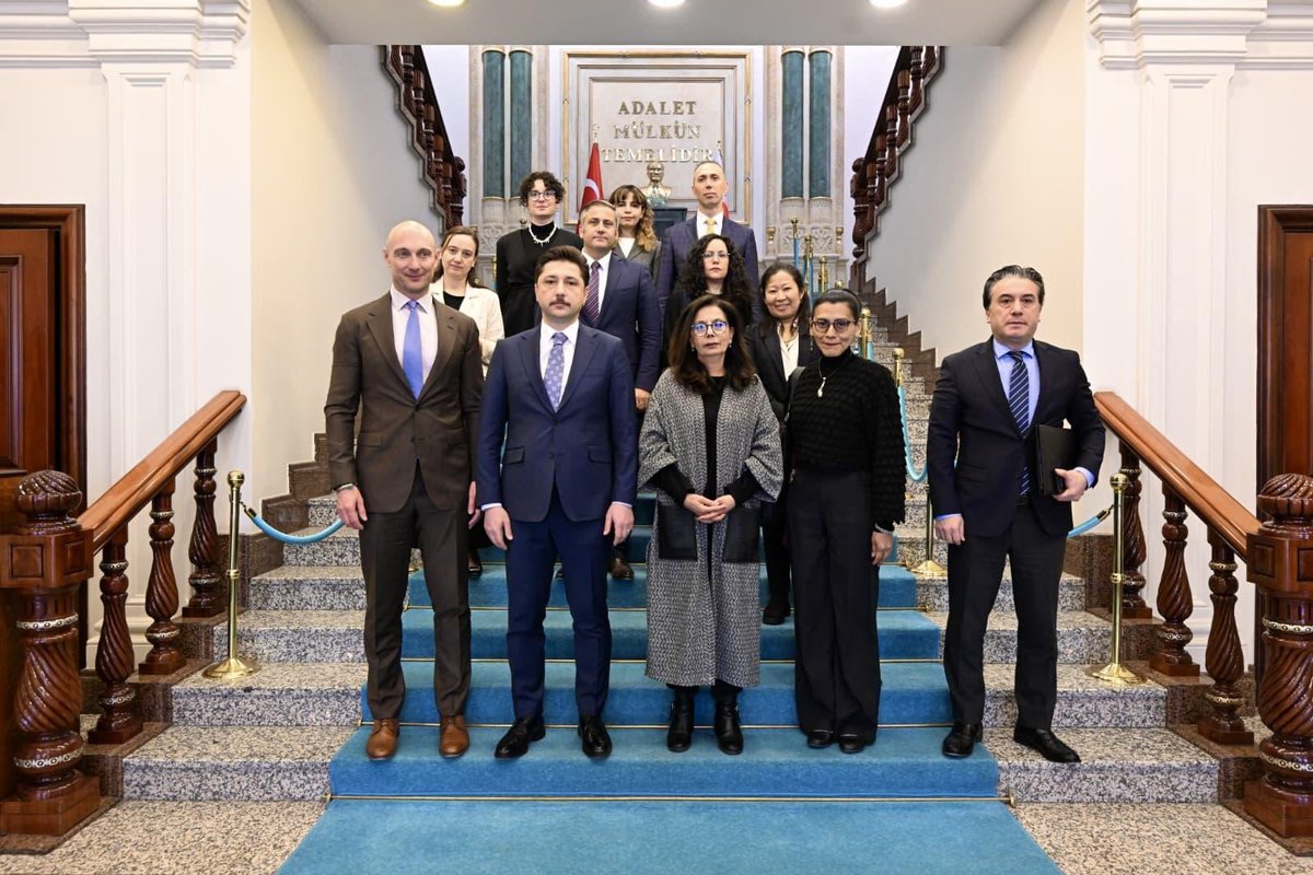 megahaberresmi's tweet image. Adalet Bakanlığında çocuk hakları odaklı kritik görüşme

Bakan Yardımcısı Burak Ceyhan, BM ve UNICEF yetkilileriyle çocuklara yönelik şiddetin önlenmesi ve uluslararası iş birliğini görüştü.

#AdaletBakanlığı #ÇocukHakları #UNICEF #BM  @adalet_bakanlik 

megahaber.com/2026/04/adalet…