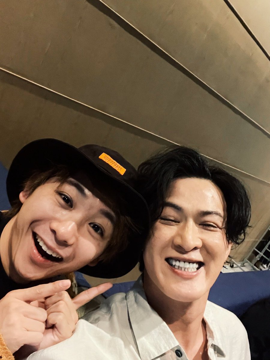 suga_kenta1019's tweet photo. 舞台『新宿発8時15分』観劇
やっと観に来れたっ！人としてもプレイヤーとしても大好きな方々がたくさん出演されている作品。三谷さんのキャストへの愛を感じる1時間40分でした。
自分もこんな作品に参加したい！と思える演劇体験は本当に幸せです。
そして香取さんといつか舞台で… https://t.co/j1YnzNnE49