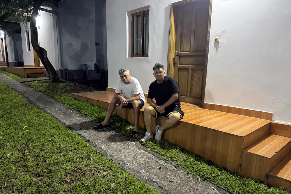 SMwanamilongo1's tweet image. #RDC #USA #Migrants :  Déportés, enchaînés... Carlos Alberto Rodelo et Jorge Cubillos, deux Colombiens parmi 15 migrants expulsés des États-Unis vers la RDC, livrent dans El País un témoignage bouleversant. 

"Ces mois de détention t’endurcissent… mais ce jour-là, j’ai cédé.