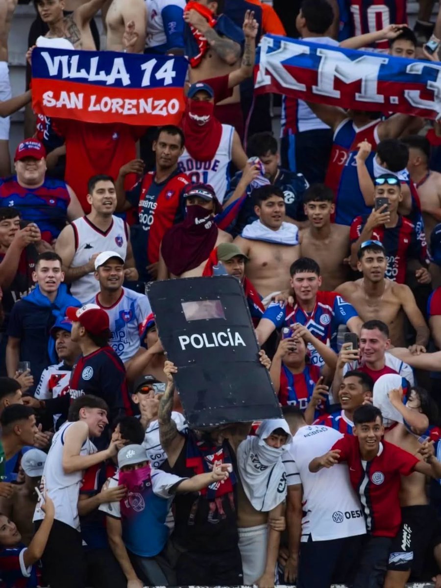 ultras_antifaa's tweet image. #Paraguay — Cerro Porteño supporters display a shield taken from the police in the stands.