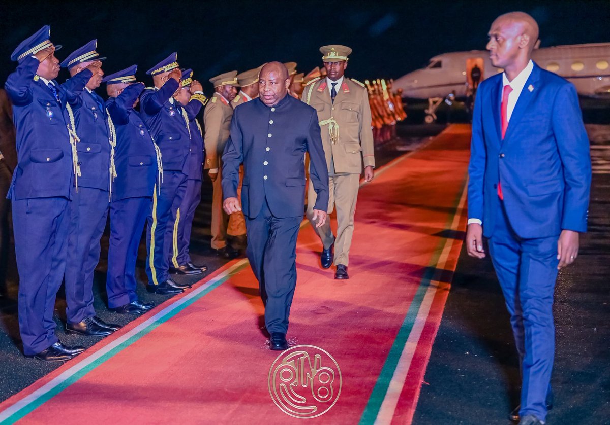 RTNBurundi's tweet photo. Diplomatie active du #Burundi sur la scène internationale

Une tournée diplomatique axée sur le renforcement des relations et l’apprentissage

De retour d’une mission officielle ce mardi 21 avril 2026, le Président de la République du Burundi et Président en exercice de l’Union africaine, Evariste Ndayishimiye, a effectué une tournée placée sous le signe du renforcement des relations bilatérales et du partage d’expériences.Cela a été déclaré par le porte-parole adjoint du Président de la République, Sébastien Ntahongendera.

La mission du chef de l’État a débuté en République du #Congo (Congo-Brazzaville), où il a pris part à la cérémonie d’investiture de son homologue Denis Sassou N’Guesso, récemment réélu.

Des échanges autour des défis mondiaux

Poursuivant son déplacement en #Turquie, le Président burundais a participé à un sommet réunissant plusieurs chefs d’État et de gouvernement ainsi que des personnalités de haut rang. Les discussions ont porté sur les défis mondiaux, notamment en matière de coopération internationale et de gouvernance globale.

À cette occasion, Evariste Ndayishimiye a plaidé pour des solutions fondées sur le renforcement des organisations régionales, estimant qu’elles constituent un levier efficace pour résoudre les problématiques à l’échelle mondiale.

Renforcement de la coopération bilatérale à travers divers rencontres d’échanges 

En marge de ce sommet, il a été reçu par le Président turc Recep Tayyip Erdoğan. Les échanges ont porté sur le renforcement de la coopération bilatérale, en particulier dans le domaine économique. Le chef de l’État burundais a invité les investisseurs des deux pays à intensifier leurs efforts afin de dynamiser les échanges commerciaux.

Le Président burundais a également rencontré Massad Boulos, conseiller spécial du Président des États-Unis pour les affaires arabes et africaines. Les discussions ont porté sur les projets américains en cours et à venir au Burundi, notamment dans les secteurs de l’accès à l’eau, de l’électricité et de l’exploitation du nickel de #Musongati.

Toujours en Turquie, le chef de l’État a échangé avec le responsable du Haut-Commissariat des Nations unies pour les réfugiés (HCR) sur la situation des réfugiés congolais au Burundi, avec un accent particulier sur la recherche de solutions durables pour leur prise en charge.

Il a par ailleurs rencontré des investisseurs turcs actifs au Burundi, intéressés par des secteurs clés tels que les mines, l’énergie, l’agriculture, l’eau et l’environnement. Le Président Ndayishimiye leur a réaffirmé l’ouverture du Burundi aux investissements étrangers.

Consolidation des relations africaines

La tournée s’est achevée au Burkina Faso, où le Président burundais a été reçu par son homologue Ibrahim Traoré. Les deux dirigeants ont échangé sur les relations entre les pays du Sahel, notamment ceux de l’Alliance des États du Sahel (#AES), et l’Union africaine. Le Président burkinabè a salué cette visite, la qualifiant d’importante pour le renforcement de la coopération africaine.

Visites d’infrastructures et valorisation de l’entrepreneuriat

Au cours de son séjour, Evariste Ndayishimiye a visité plusieurs infrastructures, dont une unité industrielle appartenant à une entrepreneure burundaise Iteka Ingue spécialisée dans la production de farine nutritive depuis 26 ans. Il a également visité la société publique FASO MEBO, engagée dans la réalisation de projets d’infrastructures tels que les routes et les bâtiments publics.

En conclusion, selon Sébastien Ntahongendera, cette mission officielle s’inscrit dans la dynamique du Burundi visant à consolider ses partenariats internationaux et à s’inspirer des expériences étrangères pour accélérer son développement économique.