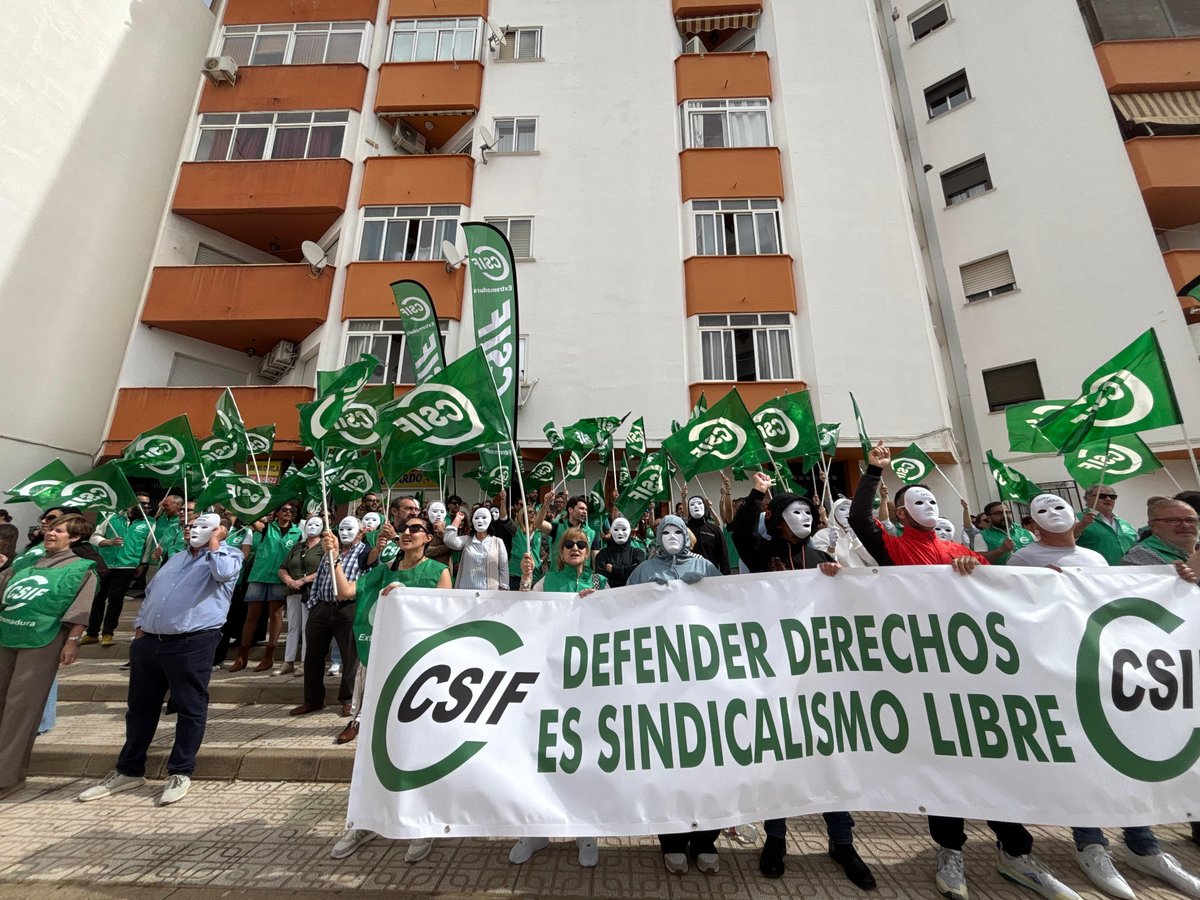 CSIFExtremadura's tweet photo. 📣 CSIF se concentra en Almendralejo para denunciar persecución laboral y sindical en Mercadona en la provincia de Badajoz, donde se han producido despedidos en los dos últimos años
Alertamos de la falta de libertad sindical en la empresa, que ya tiene denuncias por acoso laboral https://t.co/0U5JWvgXsp