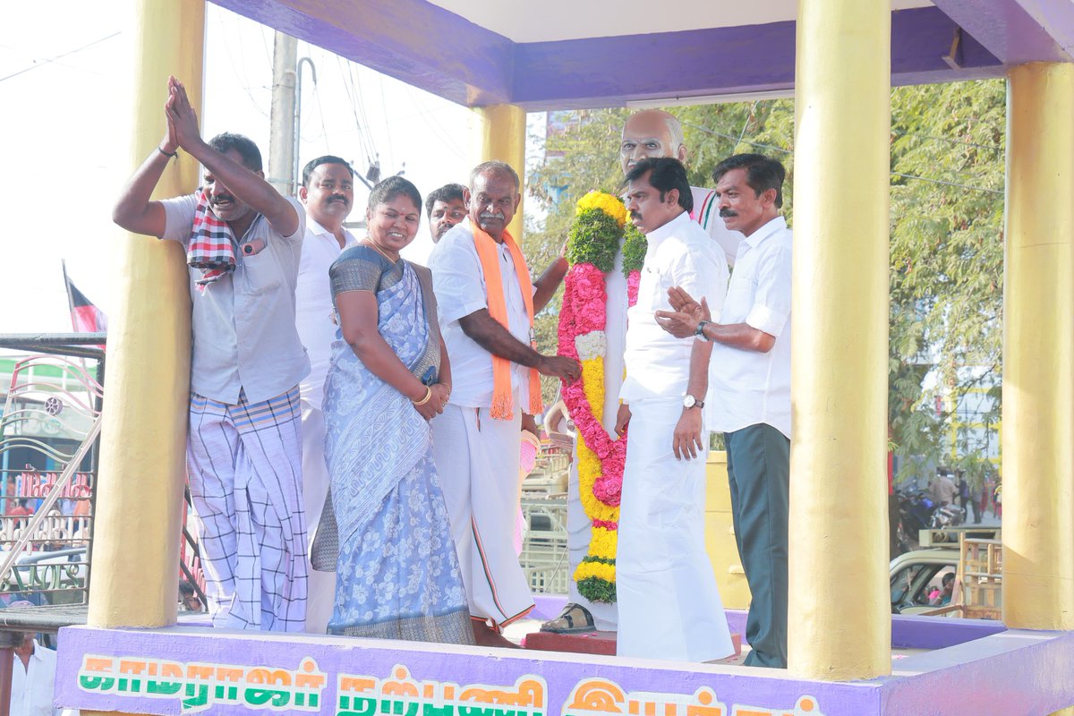 bjp4radhapuram's tweet photo. திசையன்விளை இன்று பேசுகிறது…
காமராஜர் சிலைக்கு மாலை அணிவித்து, அதன் பின் நடந்த ஊர்வலம் 
மக்கள் தீர்ப்பு வெளிப்பட்ட தருணம்!
இந்த அலை யாராலும் தடுக்க முடியாது 
வெற்றி தாமரைக்கே! 🌸🔥 https://t.co/tRe1lSJpKc