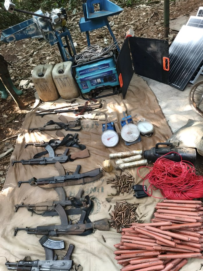 Newsupdateer's tweet image. l'offensive conjointe entre les #FARDC et #UPDF plusieurs #ADF ISCAP ont été neutralisés. Le bilan matériel fait état de la saisie de 7 fusils AK47, 1 mitrailleuse PKM, des engins explosifs, du matériel de fabrication de bombes, 200 civils retenus en captivité ont été libérés.