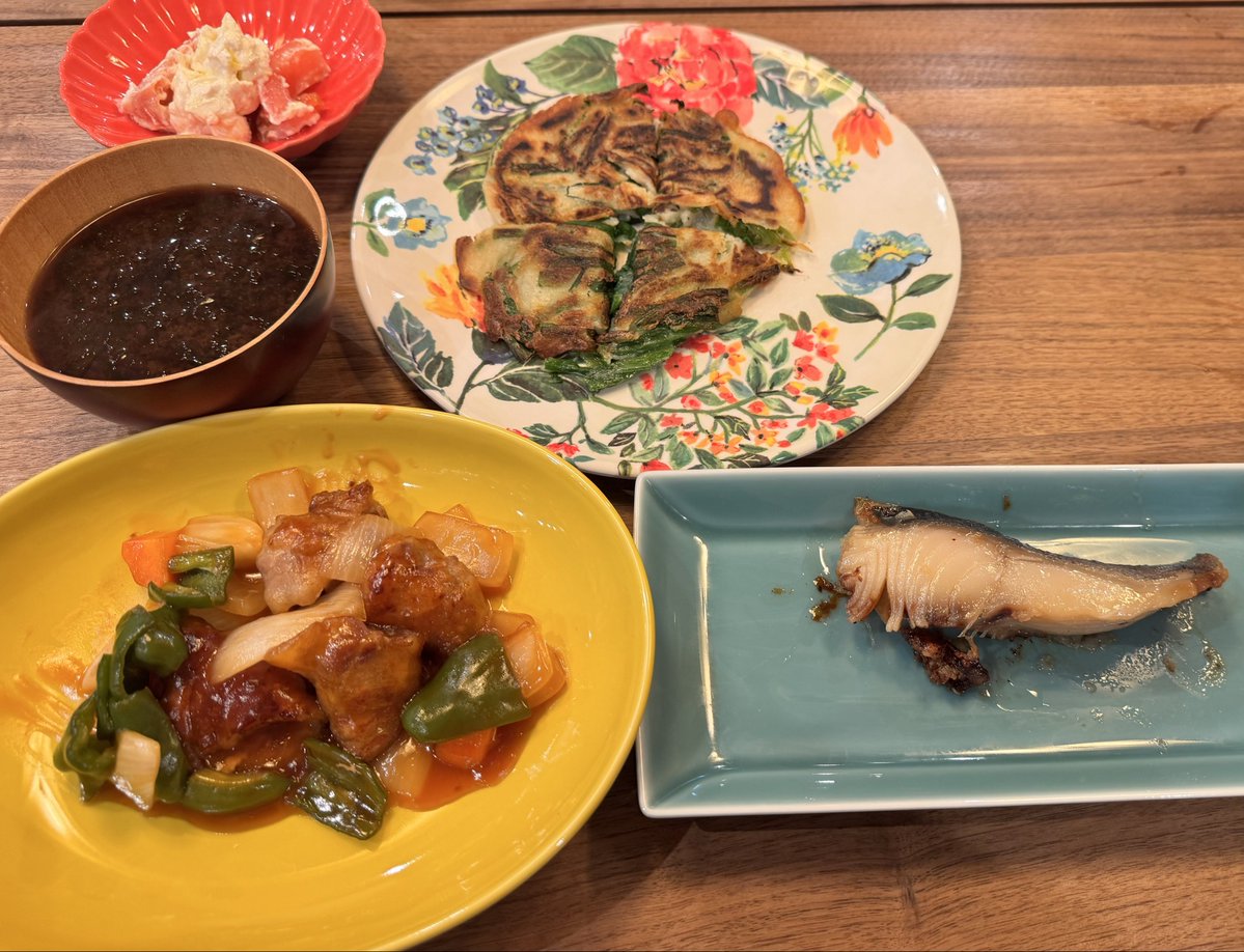 ldt_on's tweet image. 本日の夕食
#あおさ味噌汁　#homemade
#にらちぢみ
#酢豚　#ギンダラ西京焼き　#トマトとカッデージチーズあえ