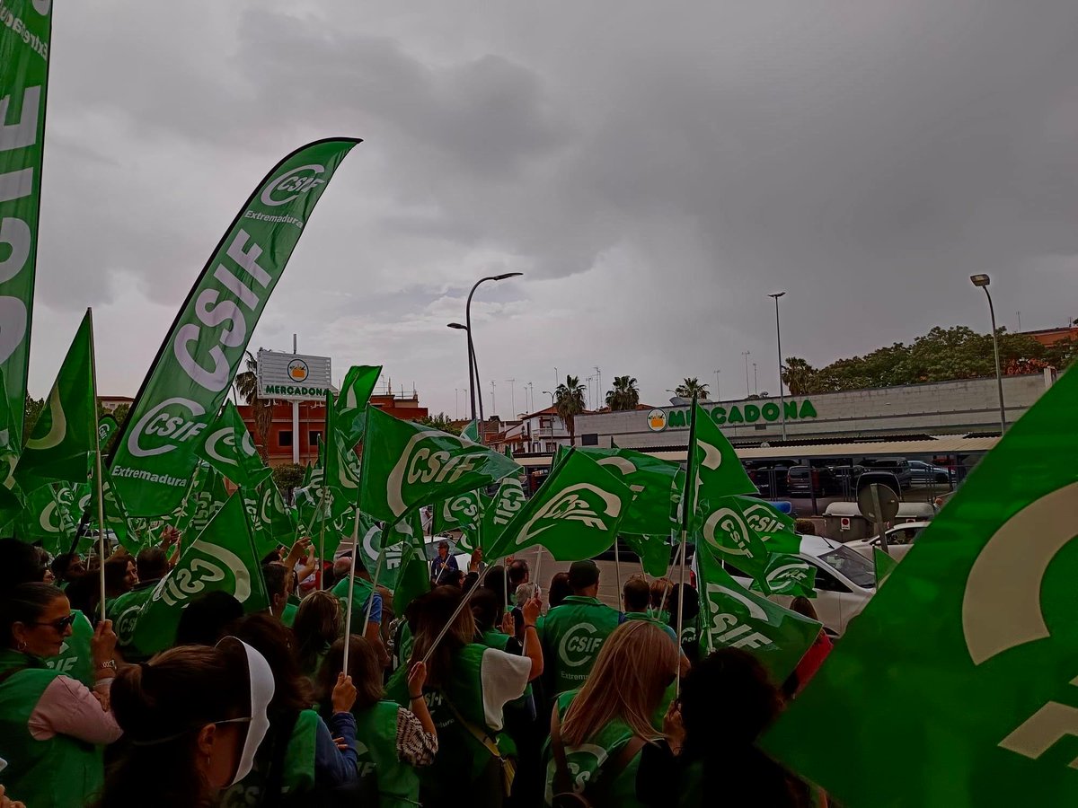 CSIFExtremadura's tweet photo. 📣 CSIF se concentra en Almendralejo para denunciar persecución laboral y sindical en Mercadona en la provincia de Badajoz, donde se han producido despedidos en los dos últimos años
Alertamos de la falta de libertad sindical en la empresa, que ya tiene denuncias por acoso laboral https://t.co/0U5JWvgXsp