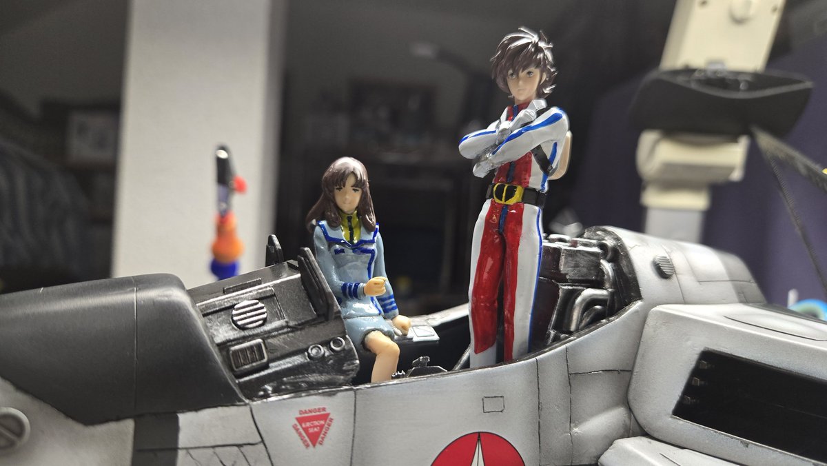 sakutom3's tweet photo. 今日の #マクロスモデラーズ製作 は、輝くんの塗装です。元々は劇場版パイロットスーツでしたが、TV版へ改修しました。あとは、全体的に差し色やデカール追加、最後にツヤの統一すれば、だいたい完成。マクコン間に合いそうです（笑） #マクロスモデラーズ https://t.co/vhK2Femhef