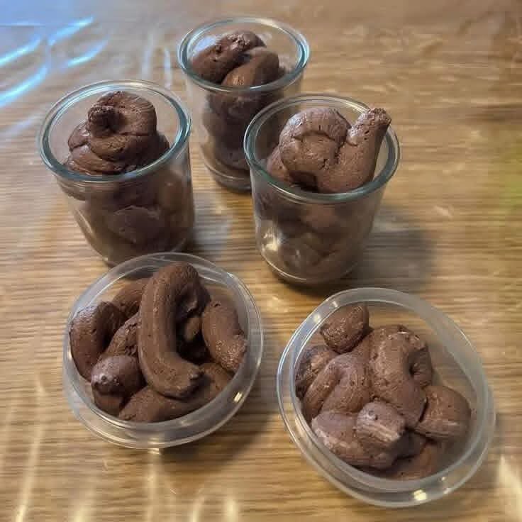 MatrixMhmn's tweet photo. chocolate ice cream for the first time. https://t.co/BT198DOFsT