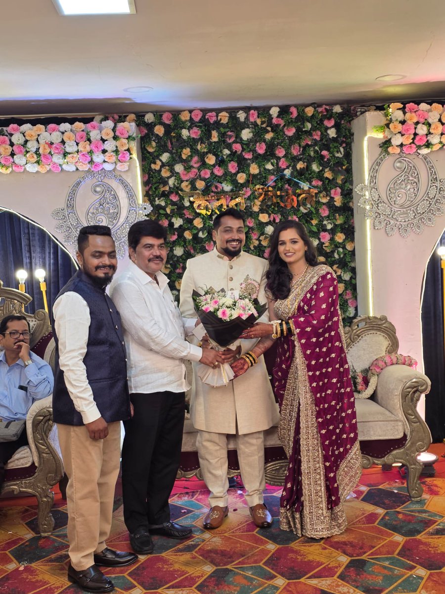 PrakashDarekar_'s tweet image. नांदा सौख्यभरे! 💐

चि. श्री केतन चंद्रशेखर सावंत (भोसले) आणि चि. सौ. का. श्रीमती सेजल महेंद्र मोरे यांच्या शुभविवाह सोहळ्यास उपस्थित राहिलो. या मंगल प्रसंगी नवदांपत्याला त्यांच्या भावी आयुष्यासाठी सुख, समृद्धी आणि उत्तम आरोग्याच्या मनःपूर्वक शुभेच्छा दिल्या.

#Wedding #Blessings