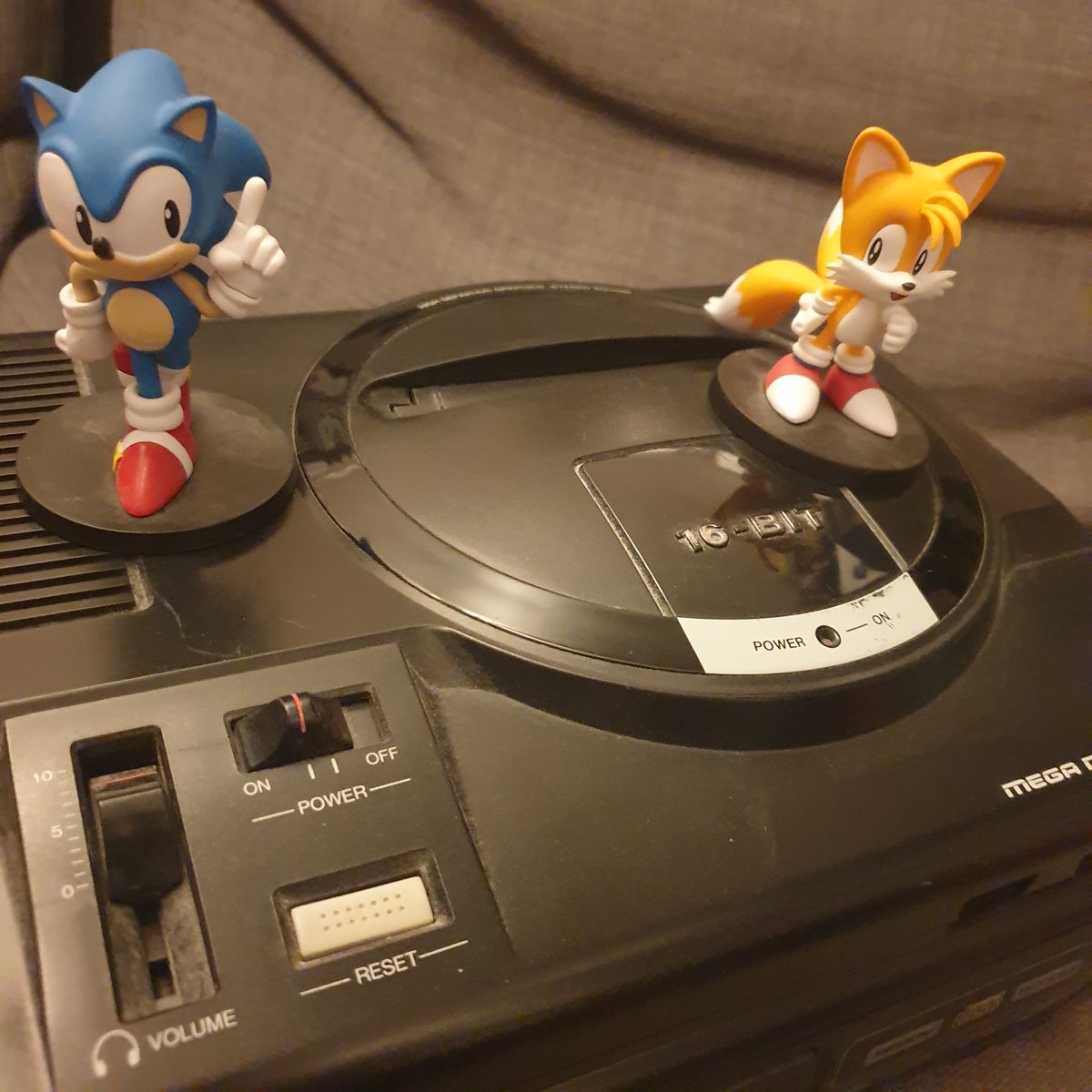 Eyzmaster's tweet image. Console Collection #19 and #20
Mega Drive plus Sega CD combo.

Childhood classics, a bit aged but still alive and working
Mostly used for Sonic and Sega classics
So many legendary games on this setup.

#eyz #megadrive #segacd #sega #retrogaming #consolecollection