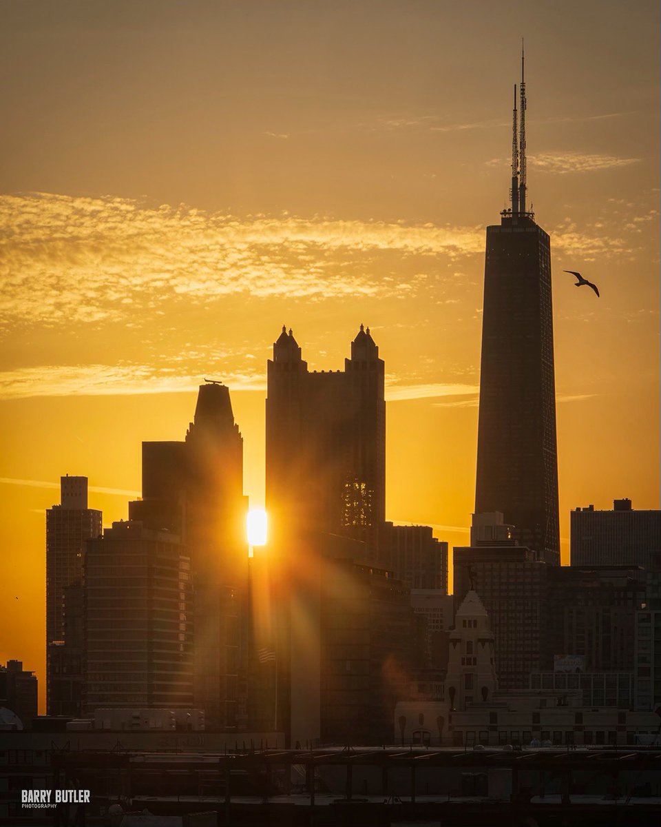 barrybutler9's tweet image. Soaring in the City at Sunrise.   Today in Chicago.  #weather #ilwx #chicago #news