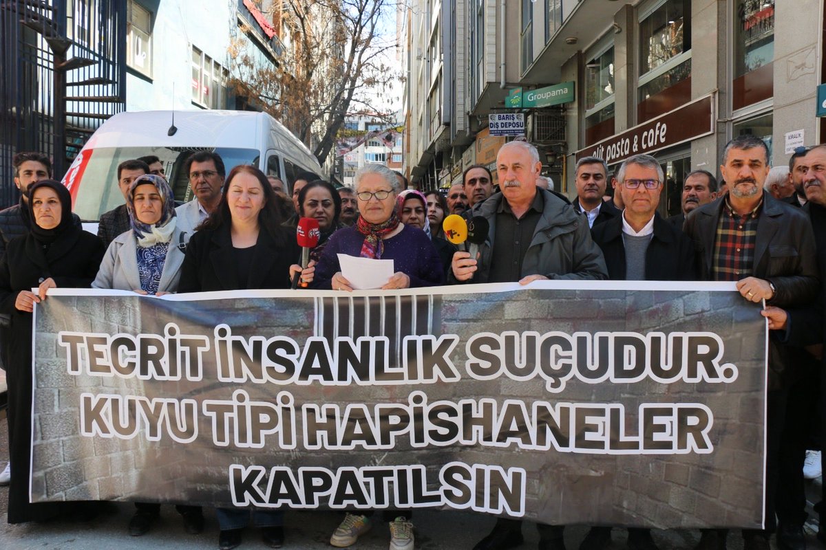 ihdvan's tweet photo. Mahpusların günde yalnızca 1 veya 2 saatliğine havalandırmaya çıkabildiği,
kamuoyunda "kuyu tipi hapishaneler" olarak da adlandırılan YGC, Y ve S tipi
hapishaneler; mahpusların fiziki ve psikolojik sağlığını ağır biçimde tehdit etmektedir.

Antalya Yüksek Güvenlikli (YGC) Hapishanesi’nde tutulan Tahsin Sağaltıcı, Gürkan Türkoğlu ve Hüseyin Özen; YGC, Y ve S tipi hapishanelerin kapatılması ve sevk taleplerinin karşılanması talepleriyle süresiz açlık grevindedirler.

Şubemizce açlık grevinin 266. gününde mahpusların taleplerinin karşılanması amacıyla basın açıklaması gerçekleştirilmiştir. 

#YaşamaSesVer