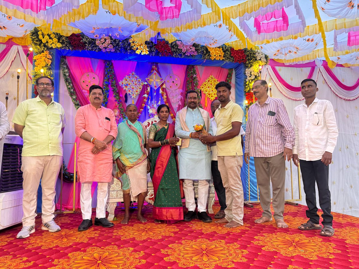 drhemantsavara's tweet image. 📍 ठिकाण – खडकी (काकडपाडा), ता. विक्रमगड

श्री. राहुल भाऊ काकड यांची कन्या चि. सौ. का. प्रमिला हिच्या हळदी समारंभास उपस्थिती दर्शविली.

या मंगल प्रसंगी नववधूला पुढील आयुष्यासाठी सुख, समृद्धी आणि आनंदमय जीवनाच्या मनःपूर्वक शुभेच्छा दिल्या..

#HaldiCeremony #WeddingVibes #Blessings