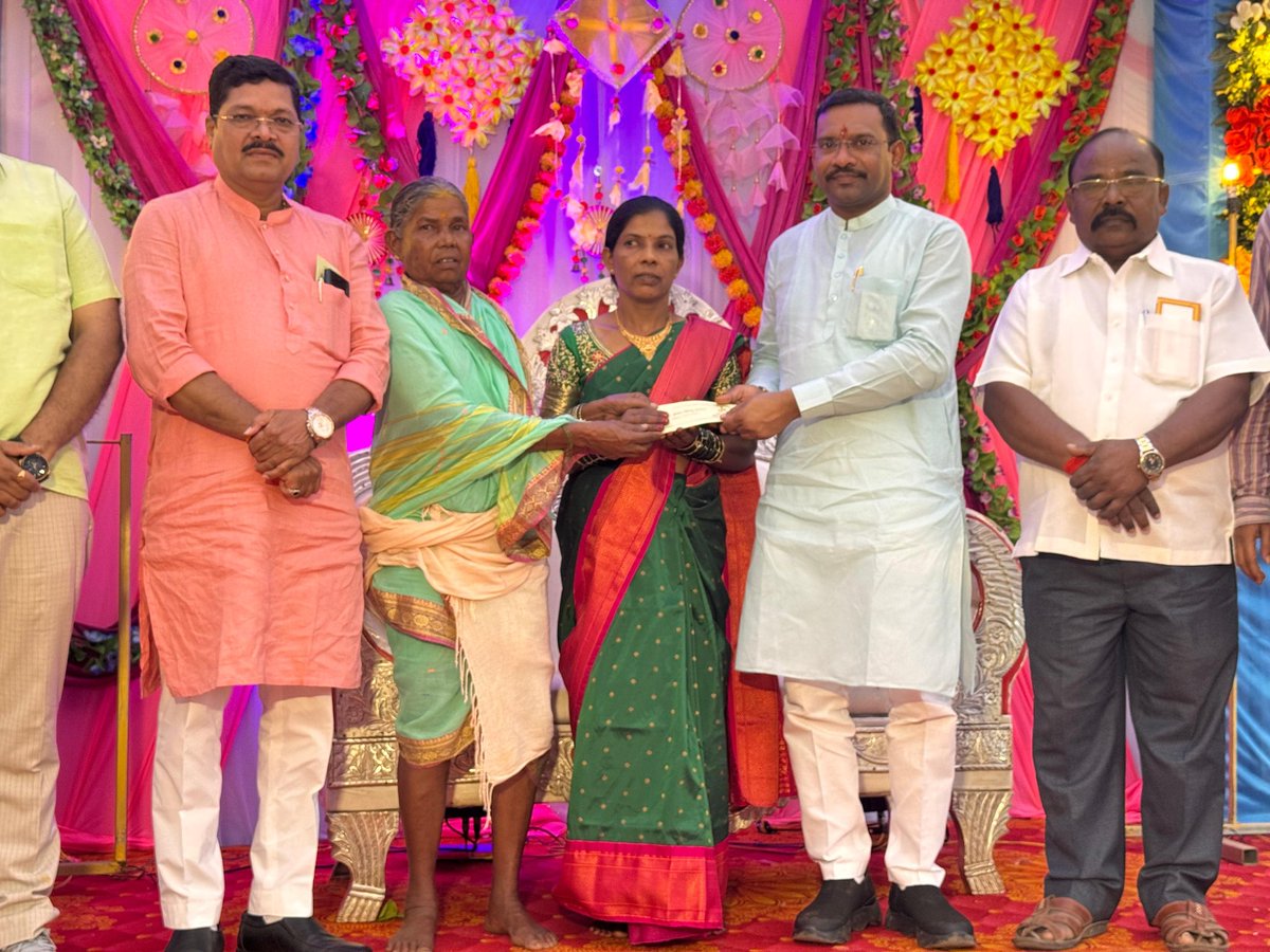 drhemantsavara's tweet image. 📍 ठिकाण – खडकी (काकडपाडा), ता. विक्रमगड

श्री. राहुल भाऊ काकड यांची कन्या चि. सौ. का. प्रमिला हिच्या हळदी समारंभास उपस्थिती दर्शविली.

या मंगल प्रसंगी नववधूला पुढील आयुष्यासाठी सुख, समृद्धी आणि आनंदमय जीवनाच्या मनःपूर्वक शुभेच्छा दिल्या..

#HaldiCeremony #WeddingVibes #Blessings