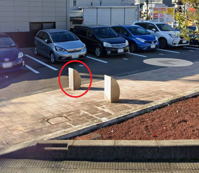 northtec_ntec's tweet photo. 駐車場前の歩道のポラード（車止め）が外れちゃってました😲
花見客の方と思いますが、これだと車のほうも結構傷んだでしょうね😅

なお、車止めのほうは「よっこらしょ」で元通りです。
#駐車場運営 #コインパーキング https://t.co/onppPBOmQ2