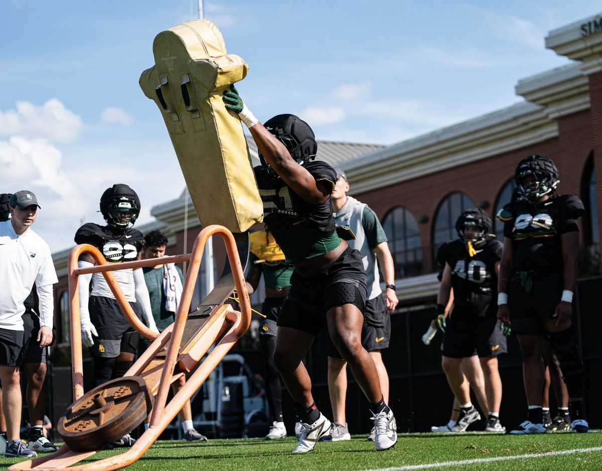 CoachCarsonHall's tweet image. Spring Ball #13 on deck!! Attack what’s in front of you ⛓️🐻⛓️ W.I.N.
#SicEm
#KITD