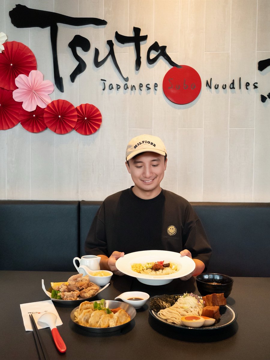 CafeStoryTH's tweet photo. 📍 Tsuta ซึตะ 🍜🐔🥟🦀 centralwOrld • ราเมนมิชลินสตาร์ร้านแรกของโลกจากญี่ปุ่นที่ยืนหนึ่งในใจหลายคน อร่อยแบบมาตรฐานทุกชาม อร่อยแบบตะโกนชวนเพื่อนมาทานด้วยกัน ด้วยความเข้มข้นกลมกล่อมอย่างมีชั้นเชิงของทั้งน้ำซุปที่ใส่ใจ เส้นที่ใช่ และวัตถุดิบต่าง ๆ ที่คัดสรรอย่างดีจากธรรมชาติ ที่สำคัญไม่ใส่ผงชูรส บอกเลยว่ามาทานซ้ำได้ไม่มีเบื่อ ถึงจะเป็นช่วงซัมเมอร์มาทานราเมนร้อน ๆ ก็สดชื่นได้อ่ะบอกเลย และยังมีเมนูอื่น ๆ นอกจากราเมนอีกมากมาย ทำให้แต่ละครั้งที่มาทานได้สีสันความอร่อยแบบครบ ๆ ตรงปกความมิชลินมากทุกคน

วันนี้เมนูได้ลองราเมนหลากหลายสไตล์เลย รวมถึง Side Dish ที่จะเสริมรสชาติให้การทานราเมนครบมิติไปอีกขั้น ยิ่งมานั่งทานตรงเคาน์เตอร์บาร์ ดูเชฟทำสดชามต่อชามคือเพลินมาก ทั้งลวกเส้นในอุณหภูมิที่พอเหมาะ เทน้ำซุปร้อน ๆ ให้เห็นความใสความเข้มข้นตรงหน้า และการจัดท็อปปิ้งลงไปในแต่ละชามอย่างบรรจงและเชี่ยวชาญ ยิ่งชวนให้น่าทานอีก 300% ไม่ว่าจะเป็น

🍜 Chicken Paitan ราเมนซุปไก่ล้วนที่มีความละมุนในทุกองค์ประกอบ หอมเกินต้าน ทานแล้วฟินถึงใจมาก หมดชามไม่รู้ตัว

❄️ Hiyashi Chuka เหมาะกับซัมเมอร์มากต้องยกให้จานนี้ ราเมนแบบเย็นแล้วราดด้วยซอสรสเปรี้ยวหวาน ทานแล้วสดชื่น 

🍥 Tsukemen ราเมนเส้นเหนียวนุ่ม จุ่มในน้ำซุปเข้มข้นสูตรพิเศษ ทานคู่หมูสามชั้นชิ้นหนานุ่ม และไข่อาจิทามะที่ไข่แดงเยิ้ม ๆ  อร่อยเพลินมาก

🥢 Tori Karaage ไก่ทอดที่ใช้เนื้อสะโพกหมักโชยุสูตรเฉพาะ กรอบนอกนุ่มใน ทานคู่เลมอนคือจี๊ดจ๊าดเข้ากันมาก เป็นอีกเมนูเปิดมื้อที่สั่งมาแชร์กันได้สบาย

🥟 Yaki Gyoza เกี๊ยวซ่าทอดสไตล์ญี่ปุ่นหอมๆ ไส้หมูและผักแน่น ๆ เสิร์ฟคู่น้ำพริกเผาโฮมเมด และน้ำจิ้มโชยุ 

ฝั่งเครื่องดื่มก็คือช่วยเติมเต็มการทานราเมนให้รสชาติชัดมีอรรถรสยิ่งขึ้น ทั้ง 🍑 Peach Soda โซดาพีชหอมหวาน และ 🍋 Yuzu Soda โซดายูสุ เปรี้ยวซ่าสดชื่น ปิดจบมื้อช่วงซัมเมอร์ได้ดีมาก

ใครมาเดิน centralwOrld แล้วอยากทานราเมน หรือใครอยากทานราเมนก็ต้องแวะมา centralwOrld แล้วล่ะ เพราะ Tsuta พร้อมเสิร์ฟความอร่อยสไตล์ญี่ปุ่นที่ถูกปากคนไทยแน่นอน คิดเมนูไม่ออกลองทานตามเราได้เลย อร่อยจนต้องบอกต่อจริง ๆ นะทุกคน

🗺️ พิกัด: centralwOrld ชั้น 3
🕕 เปิดทุกวัน 10.00–22.00 น.