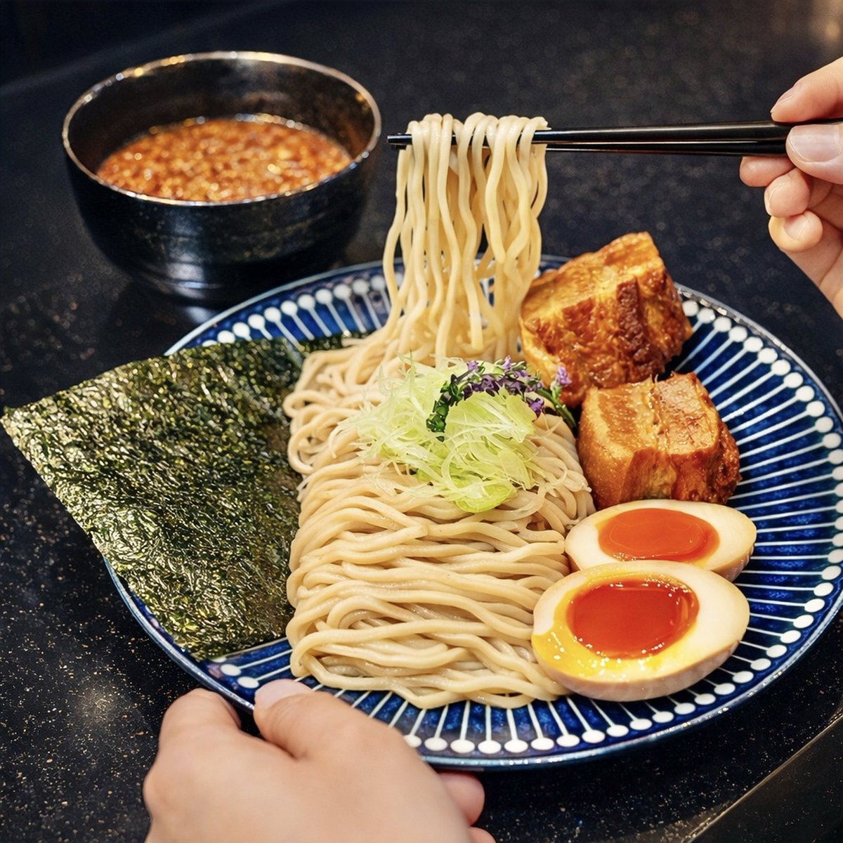 CafeStoryTH's tweet photo. 📍 Tsuta ซึตะ 🍜🐔🥟🦀 centralwOrld • ราเมนมิชลินสตาร์ร้านแรกของโลกจากญี่ปุ่นที่ยืนหนึ่งในใจหลายคน อร่อยแบบมาตรฐานทุกชาม อร่อยแบบตะโกนชวนเพื่อนมาทานด้วยกัน ด้วยความเข้มข้นกลมกล่อมอย่างมีชั้นเชิงของทั้งน้ำซุปที่ใส่ใจ เส้นที่ใช่ และวัตถุดิบต่าง ๆ ที่คัดสรรอย่างดีจากธรรมชาติ ที่สำคัญไม่ใส่ผงชูรส บอกเลยว่ามาทานซ้ำได้ไม่มีเบื่อ ถึงจะเป็นช่วงซัมเมอร์มาทานราเมนร้อน ๆ ก็สดชื่นได้อ่ะบอกเลย และยังมีเมนูอื่น ๆ นอกจากราเมนอีกมากมาย ทำให้แต่ละครั้งที่มาทานได้สีสันความอร่อยแบบครบ ๆ ตรงปกความมิชลินมากทุกคน

วันนี้เมนูได้ลองราเมนหลากหลายสไตล์เลย รวมถึง Side Dish ที่จะเสริมรสชาติให้การทานราเมนครบมิติไปอีกขั้น ยิ่งมานั่งทานตรงเคาน์เตอร์บาร์ ดูเชฟทำสดชามต่อชามคือเพลินมาก ทั้งลวกเส้นในอุณหภูมิที่พอเหมาะ เทน้ำซุปร้อน ๆ ให้เห็นความใสความเข้มข้นตรงหน้า และการจัดท็อปปิ้งลงไปในแต่ละชามอย่างบรรจงและเชี่ยวชาญ ยิ่งชวนให้น่าทานอีก 300% ไม่ว่าจะเป็น

🍜 Chicken Paitan ราเมนซุปไก่ล้วนที่มีความละมุนในทุกองค์ประกอบ หอมเกินต้าน ทานแล้วฟินถึงใจมาก หมดชามไม่รู้ตัว

❄️ Hiyashi Chuka เหมาะกับซัมเมอร์มากต้องยกให้จานนี้ ราเมนแบบเย็นแล้วราดด้วยซอสรสเปรี้ยวหวาน ทานแล้วสดชื่น 

🍥 Tsukemen ราเมนเส้นเหนียวนุ่ม จุ่มในน้ำซุปเข้มข้นสูตรพิเศษ ทานคู่หมูสามชั้นชิ้นหนานุ่ม และไข่อาจิทามะที่ไข่แดงเยิ้ม ๆ  อร่อยเพลินมาก

🥢 Tori Karaage ไก่ทอดที่ใช้เนื้อสะโพกหมักโชยุสูตรเฉพาะ กรอบนอกนุ่มใน ทานคู่เลมอนคือจี๊ดจ๊าดเข้ากันมาก เป็นอีกเมนูเปิดมื้อที่สั่งมาแชร์กันได้สบาย

🥟 Yaki Gyoza เกี๊ยวซ่าทอดสไตล์ญี่ปุ่นหอมๆ ไส้หมูและผักแน่น ๆ เสิร์ฟคู่น้ำพริกเผาโฮมเมด และน้ำจิ้มโชยุ 

ฝั่งเครื่องดื่มก็คือช่วยเติมเต็มการทานราเมนให้รสชาติชัดมีอรรถรสยิ่งขึ้น ทั้ง 🍑 Peach Soda โซดาพีชหอมหวาน และ 🍋 Yuzu Soda โซดายูสุ เปรี้ยวซ่าสดชื่น ปิดจบมื้อช่วงซัมเมอร์ได้ดีมาก

ใครมาเดิน centralwOrld แล้วอยากทานราเมน หรือใครอยากทานราเมนก็ต้องแวะมา centralwOrld แล้วล่ะ เพราะ Tsuta พร้อมเสิร์ฟความอร่อยสไตล์ญี่ปุ่นที่ถูกปากคนไทยแน่นอน คิดเมนูไม่ออกลองทานตามเราได้เลย อร่อยจนต้องบอกต่อจริง ๆ นะทุกคน

🗺️ พิกัด: centralwOrld ชั้น 3
🕕 เปิดทุกวัน 10.00–22.00 น.