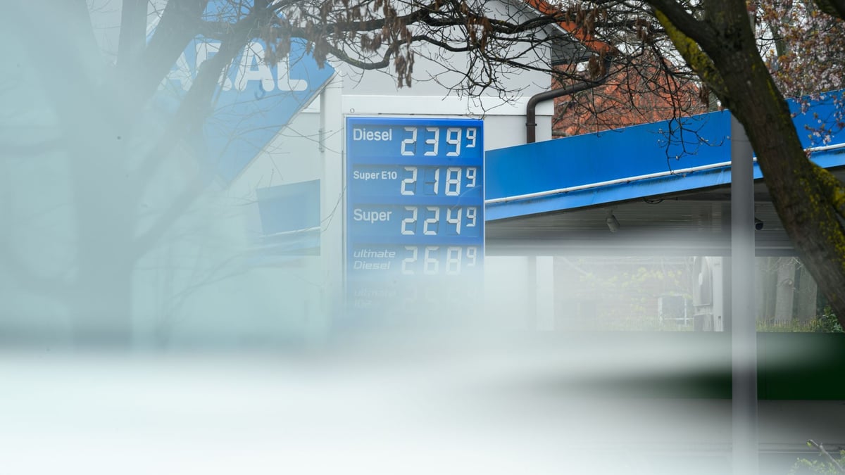 Unternehmen weichen wegen Rekord-Spritpreisen ins Ausland aus. In Vorpommern tanken Handwerker in Polen, teils nur zehn Kilometer entfernt, trotz fehlender deutscher Mehrwertsteuerabzüge. nordkurier.de/regional/greif…