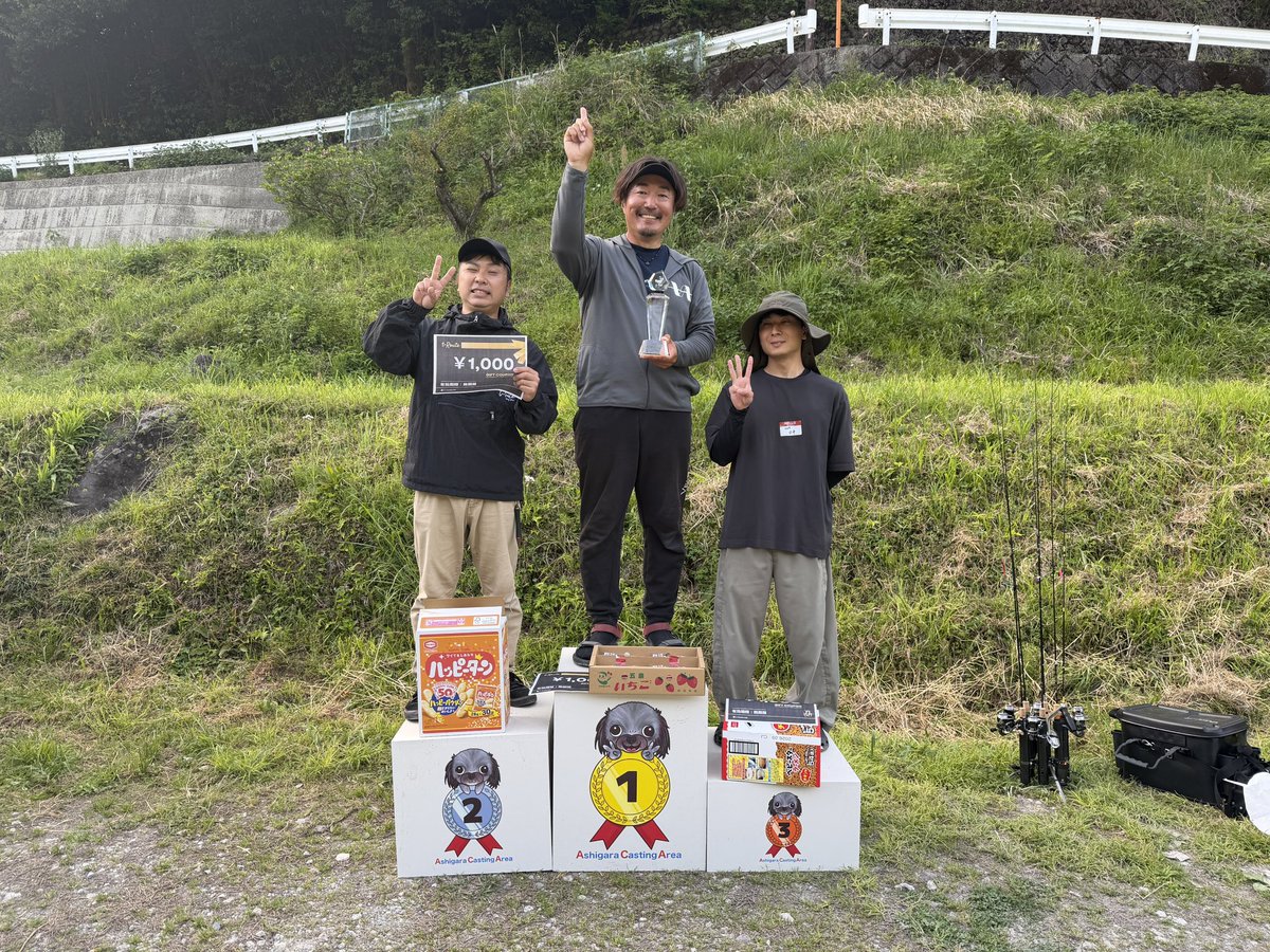 troute_fg's tweet photo. 本日は足柄CAさんでt-Cupを開催しました‼️
天気にも恵まれ鱒も人間も最高のコンディションの中、釣れ釣れの試合になりました☺️
表彰台に登られた皆様!おめでとうございます🎊
各所で見応えのあるジャイアントキリングが見られたりと大変に充実の大会になりました✨
私は今日も今日とて『ミスターあと一歩』の名に恥じぬ、予選4勝2敗11位で決勝進出を逃すという絶妙な調整ぶりを発揮しました😉
会場を提供してくださった足柄キャスティングエリア様、ご協賛を頂いたバリバス様、ベルベットアーツ様、野口様、運営に携わってくださった皆様、ありがとうございました🙇🏻🙇🏻♀️
今後のt-Cupは⤵︎
5/19(火)遊水園さん
6/20(土)足柄さん
で開催予定です☺️
※ウサギ組さんが多くご参加頂いている状況ですのでライオン組の選定基準を『エリアトラウトトーナメントの決勝戦に進出した事がある』に変更をさせて頂きます。
参加希望の方はt-RouteHPからエントリーをお願いします💪