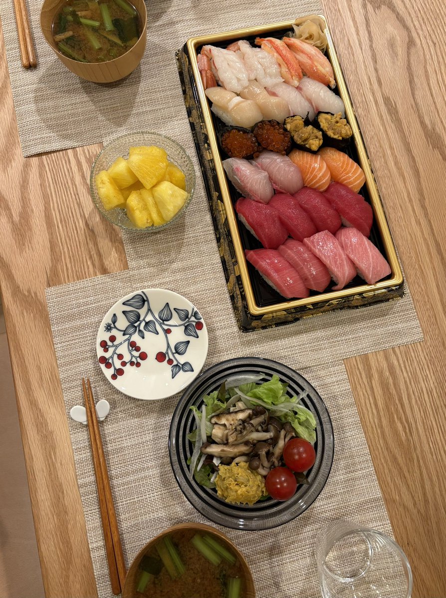 火曜日🍴すまん、今日はテイクアウト🍣デザート付きだよ😗🍍💛きのこサラダとお味噌汁はササっと盛り付け！ #おうちごはん