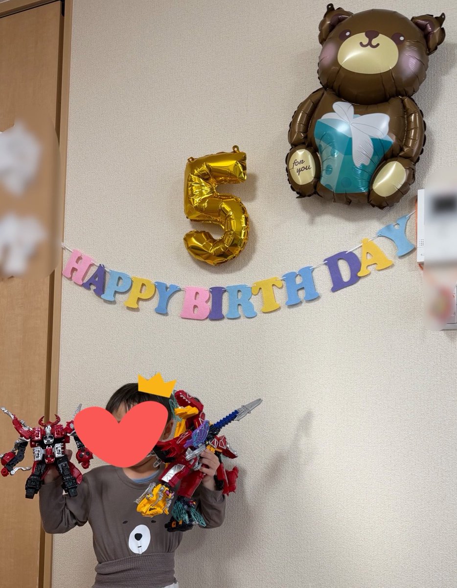 me20210501's tweet photo. 息子5歳のお誕生日おめでとう🎂🎉
あっという間の5年🥺
5歳もいっぱい楽しむんだよー！！

今日は夫が休みで、私が帰宅したらもう風呂入ってたからパジャマでしか写真撮れんかった🤳 https://t.co/Wj7vOHrZxM